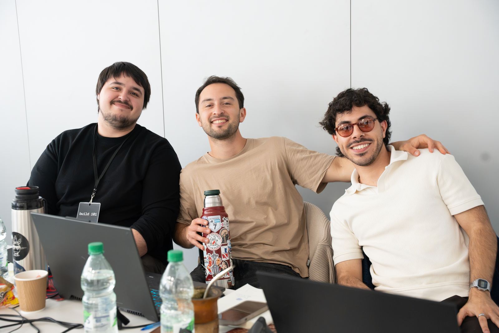 Participantes de build 101 trabajando en equipo