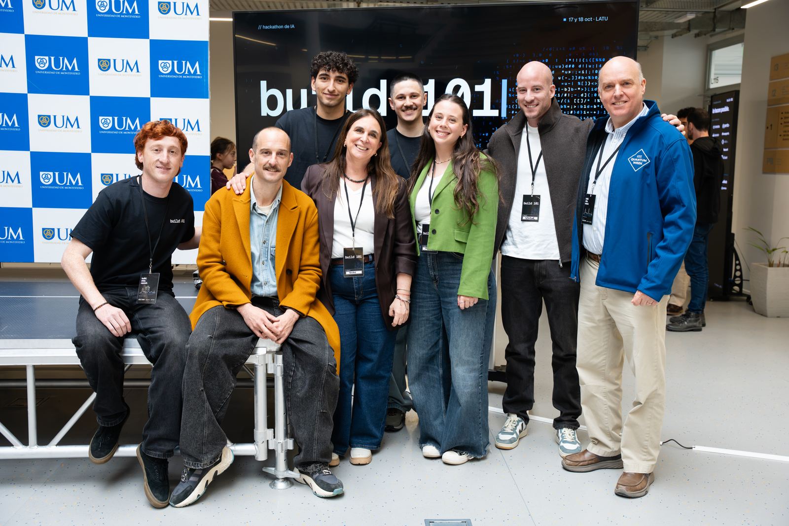 Organizadores y equipo de build 101 frente al panel de la UM