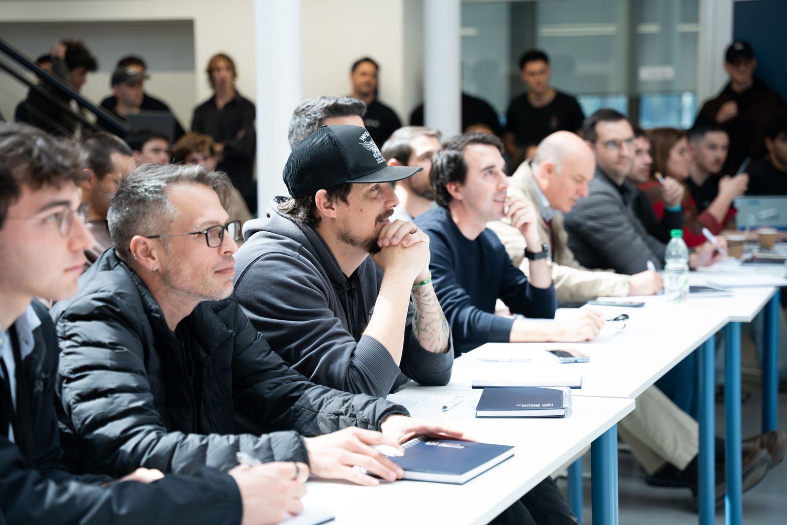 Integrantes del jurado sentados en una mesa larga mirando las presentaciones