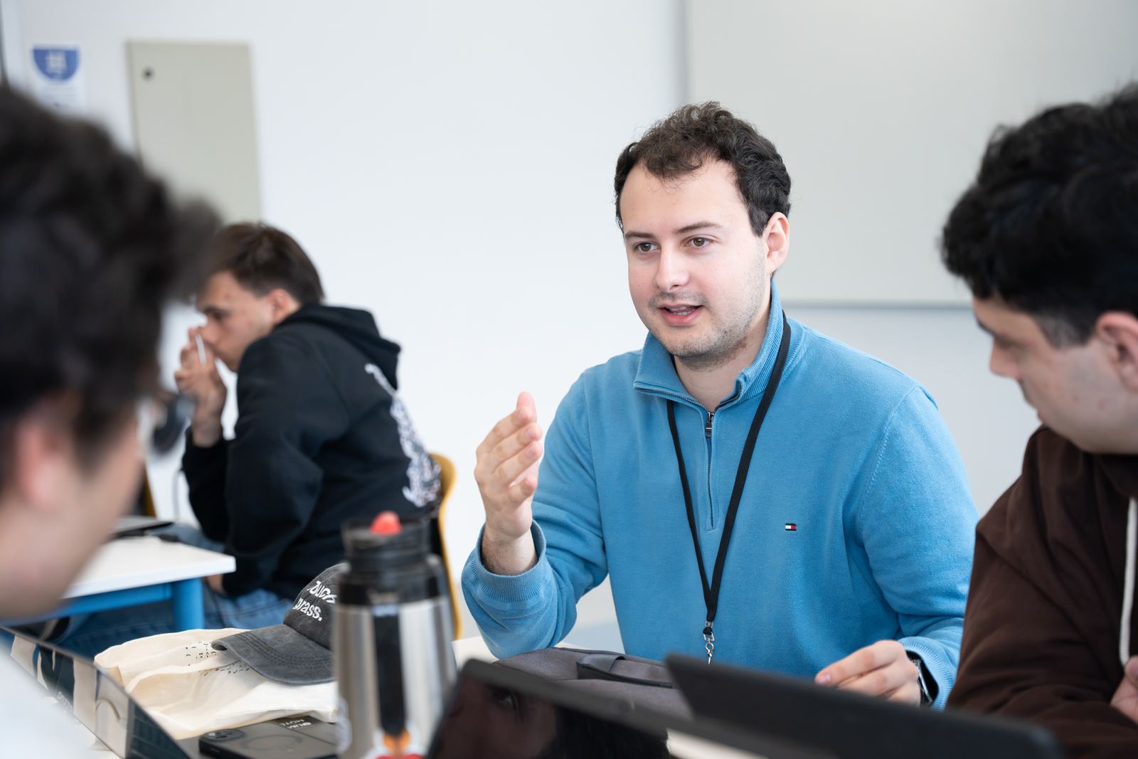 Un mentor conversa con un equipo
