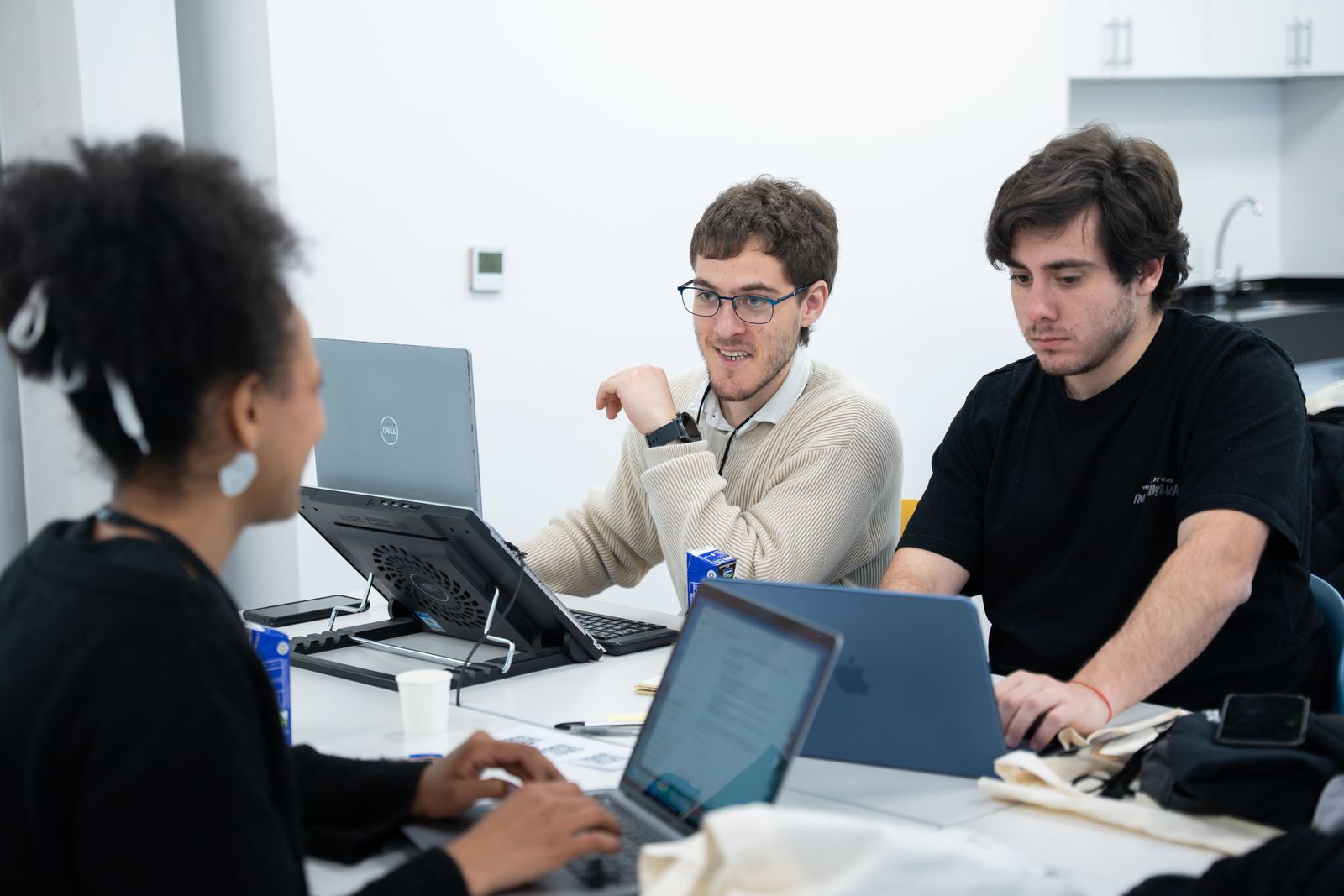 Equipo trabajando en sus computadoras