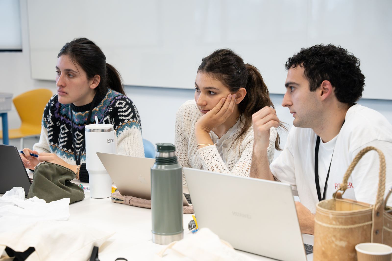 Tres participantes trabajando en una mesa