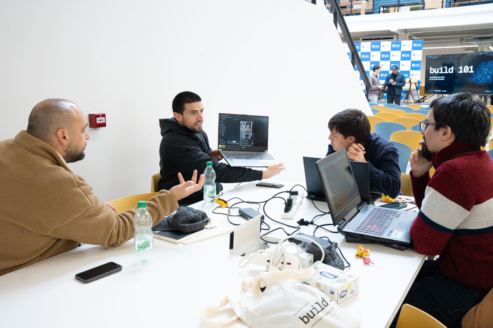 Equipo trabajando junto a un mentor