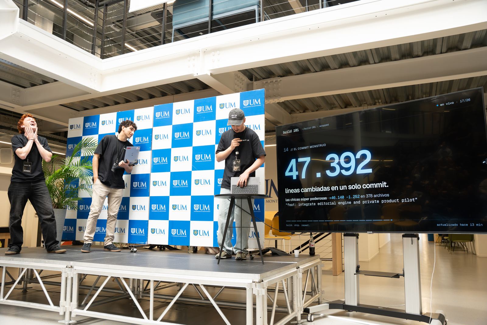 El escenario con una pantalla que muestra el número 47.392