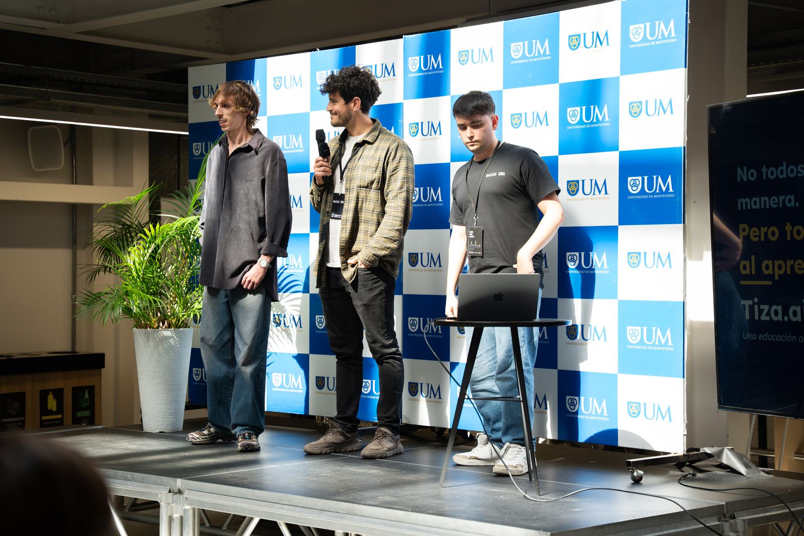 El equipo de Tiza.ai presenta en el escenario de la final