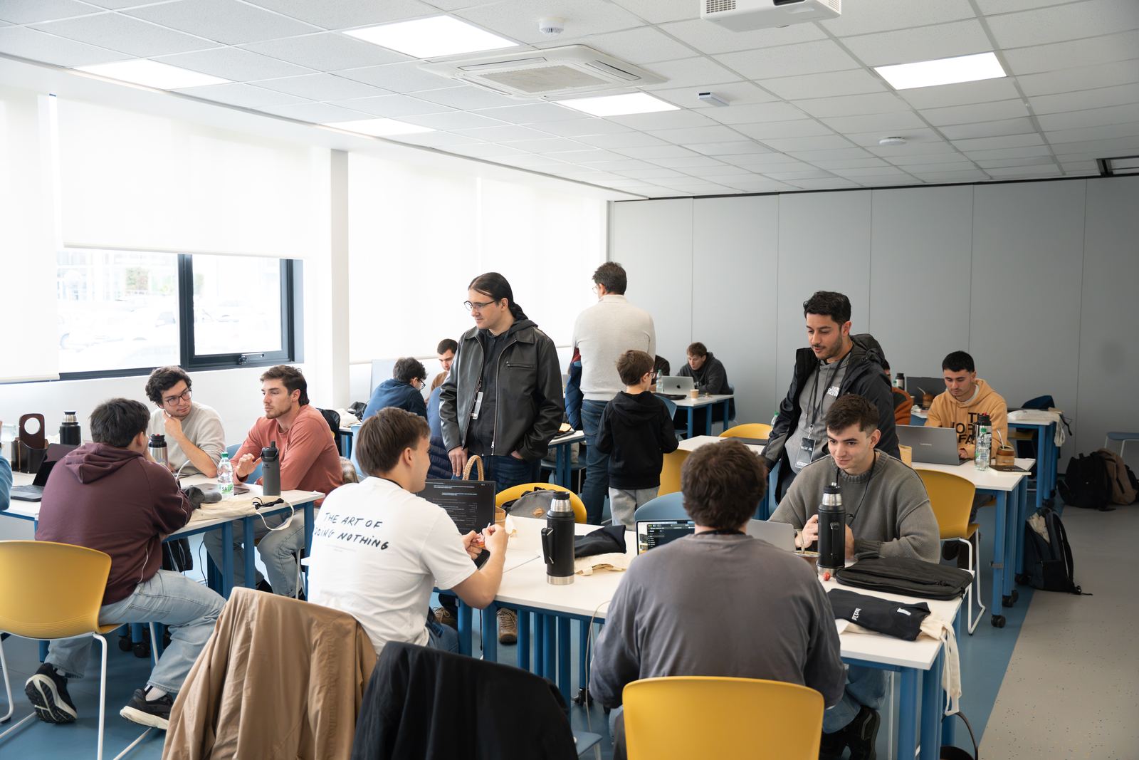 Sala llena de equipos trabajando