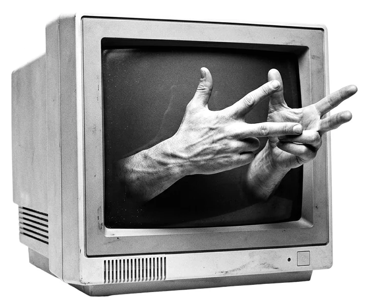 Ilustración conceptual: un monitor antiguo del que salen dos manos haciendo una seña