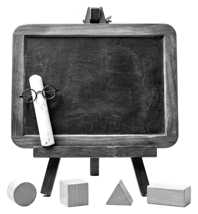 Ilustración conceptual: un pizarrón con una tiza que lleva lentes y bloques de madera de distintas formas