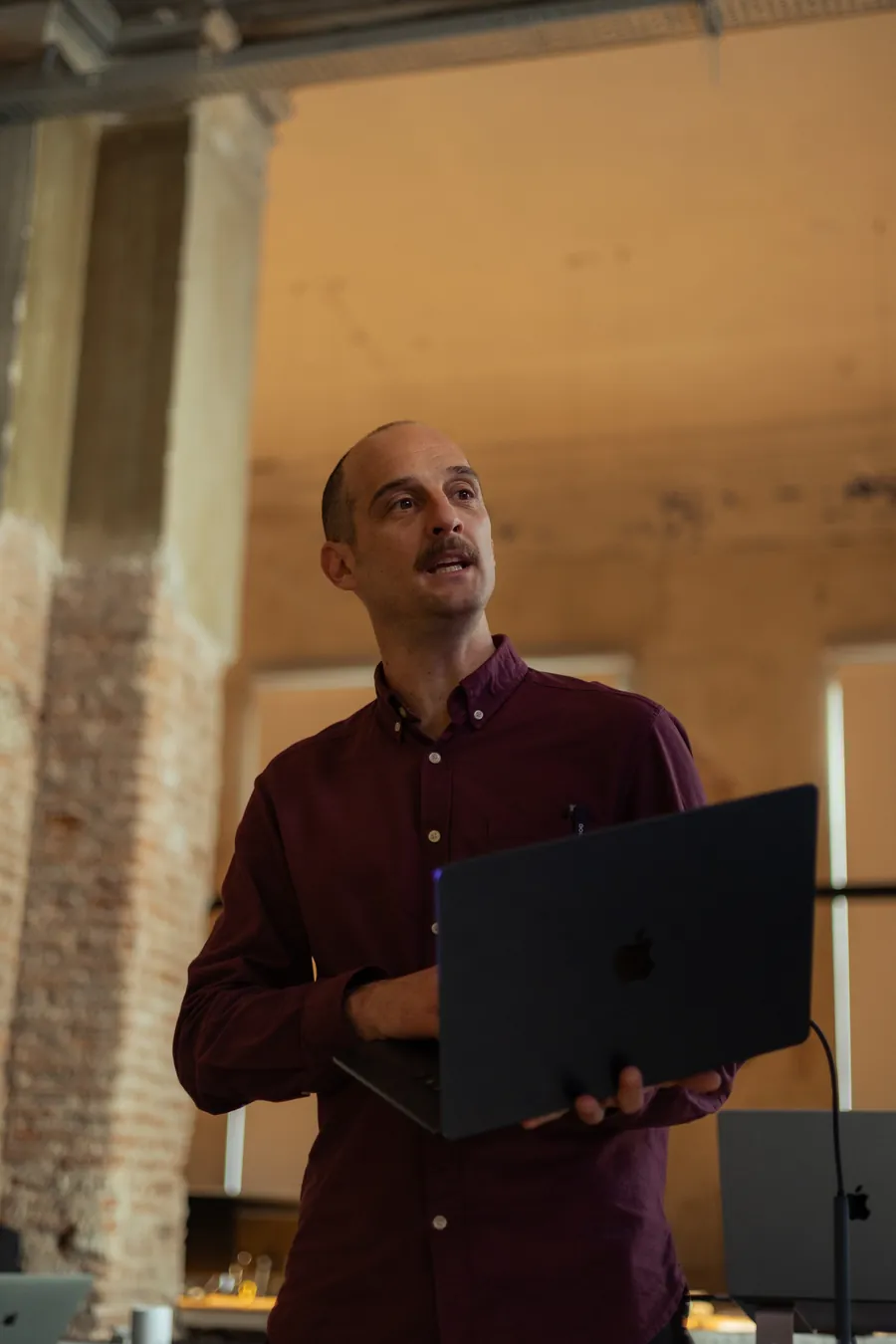 Guido Iafigliola presenta en un encuentro presencial de IA Nativo